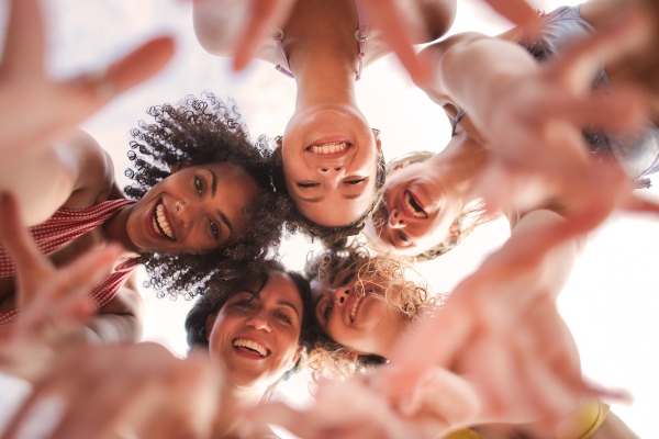 Concept per crioconservazione ovociti: cinque volti di donne di età ed etnie diverse