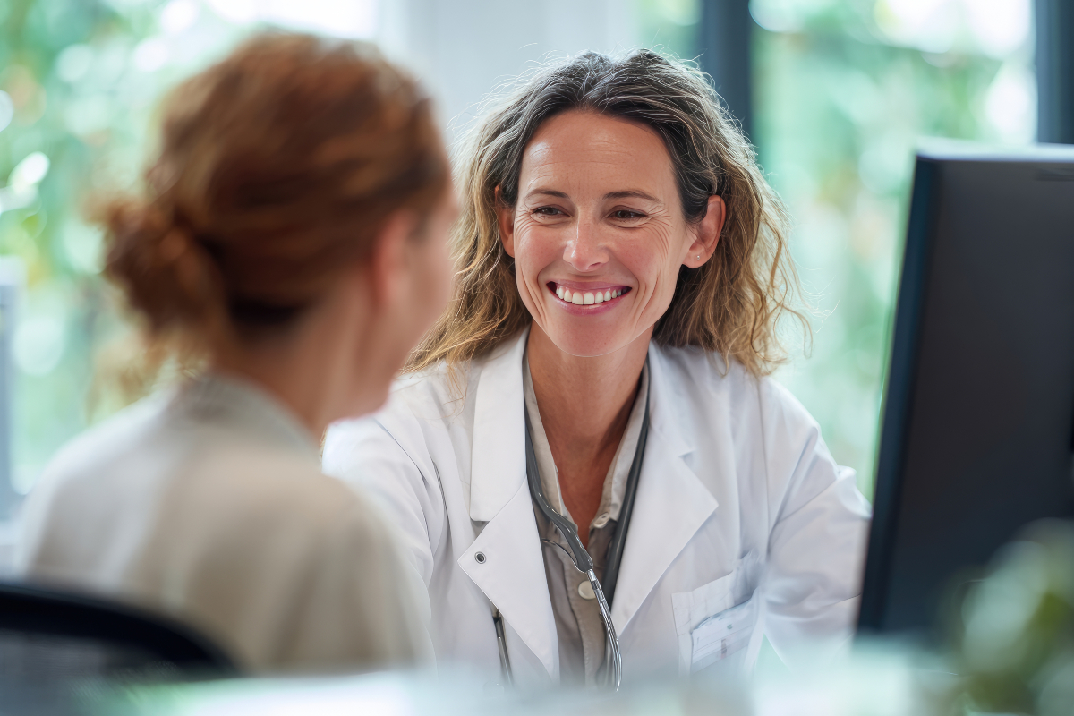 Concept per Egg Freezing: ginecologa sorride a una paziente ripresa di spalle